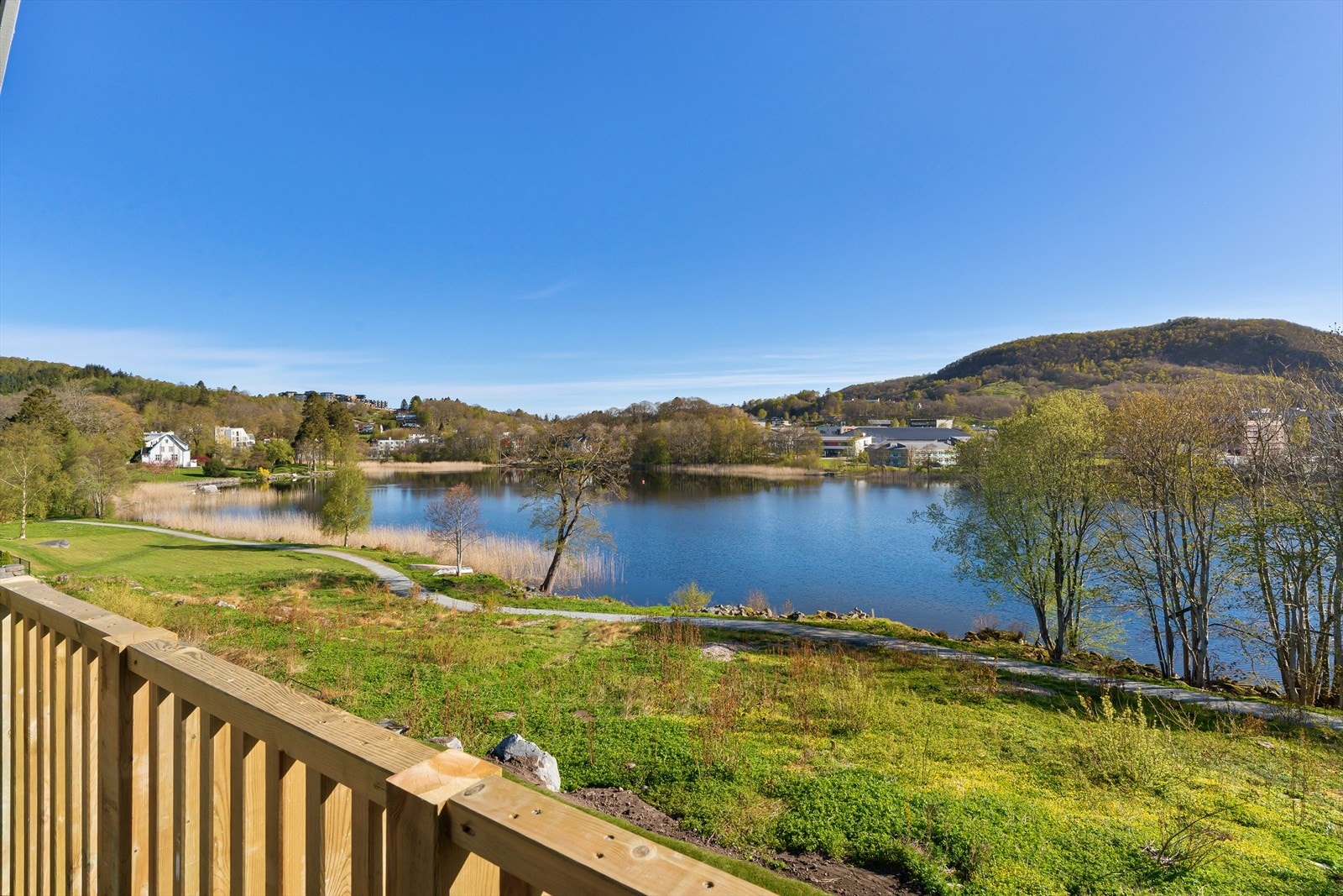 Her bor du med kort gangavstand til både sjøen, skoler, barnehager og sentrum. Galleribilde