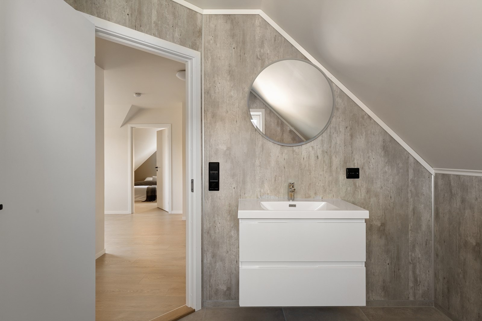 Badet på loftet er også fra 2025/2026, med flislagt gulv med varmekabler. Galleribilde