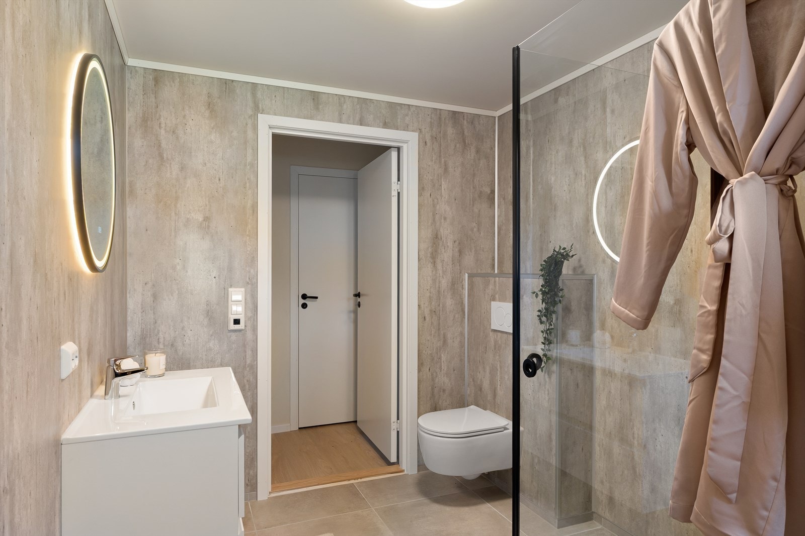 Badet i første etasje er fra 2025/2026, med flislagt gulv med elektriske varmekabler og baderomsplater på veggene. Galleribilde