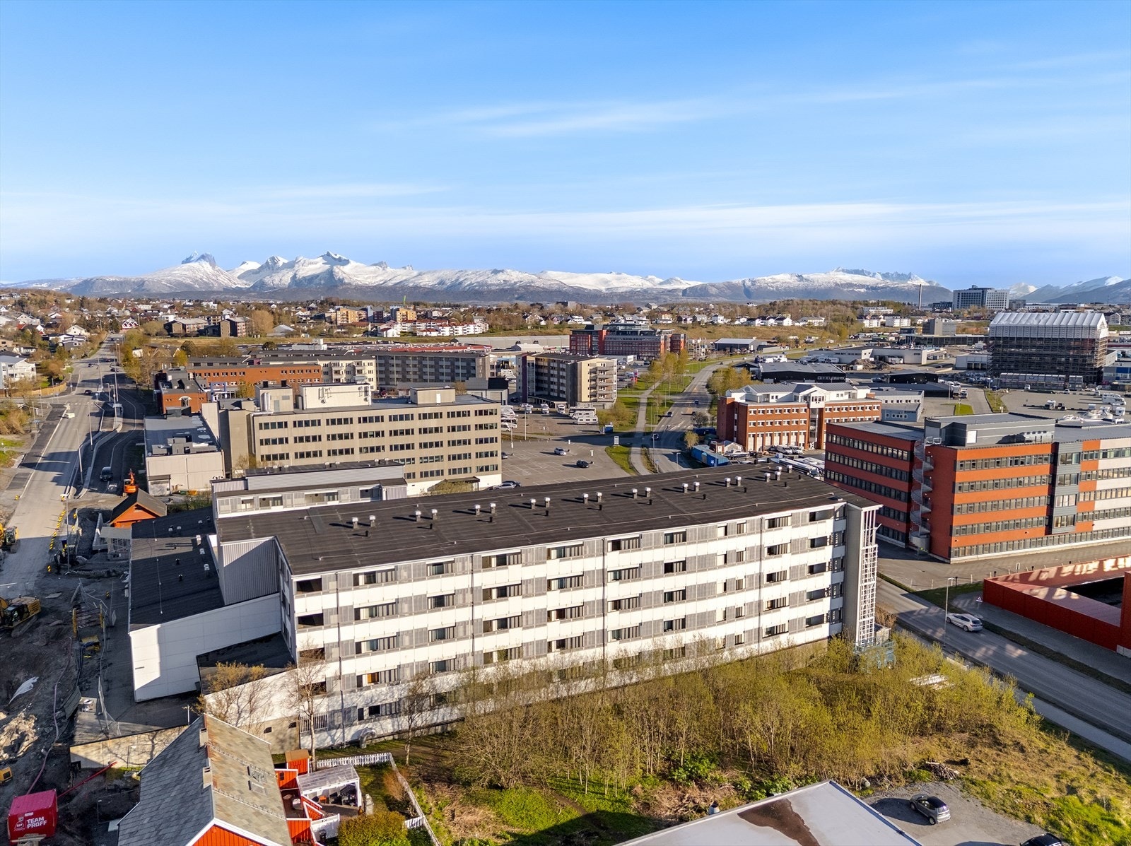 Umiddelbar nærhet til butikker, treningssenter, busstopp, skoler -og barnehager m.m. Galleribilde