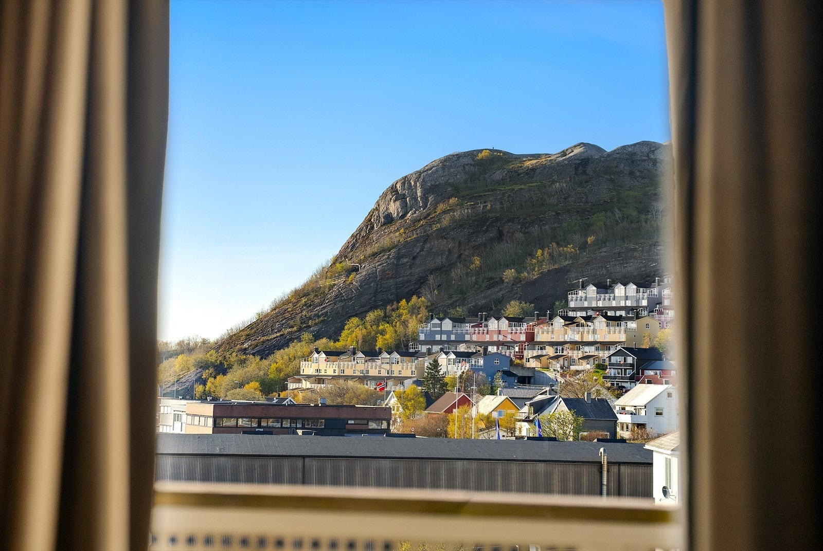 Flott utsikt fra soverommens vindusflater. Galleribilde
