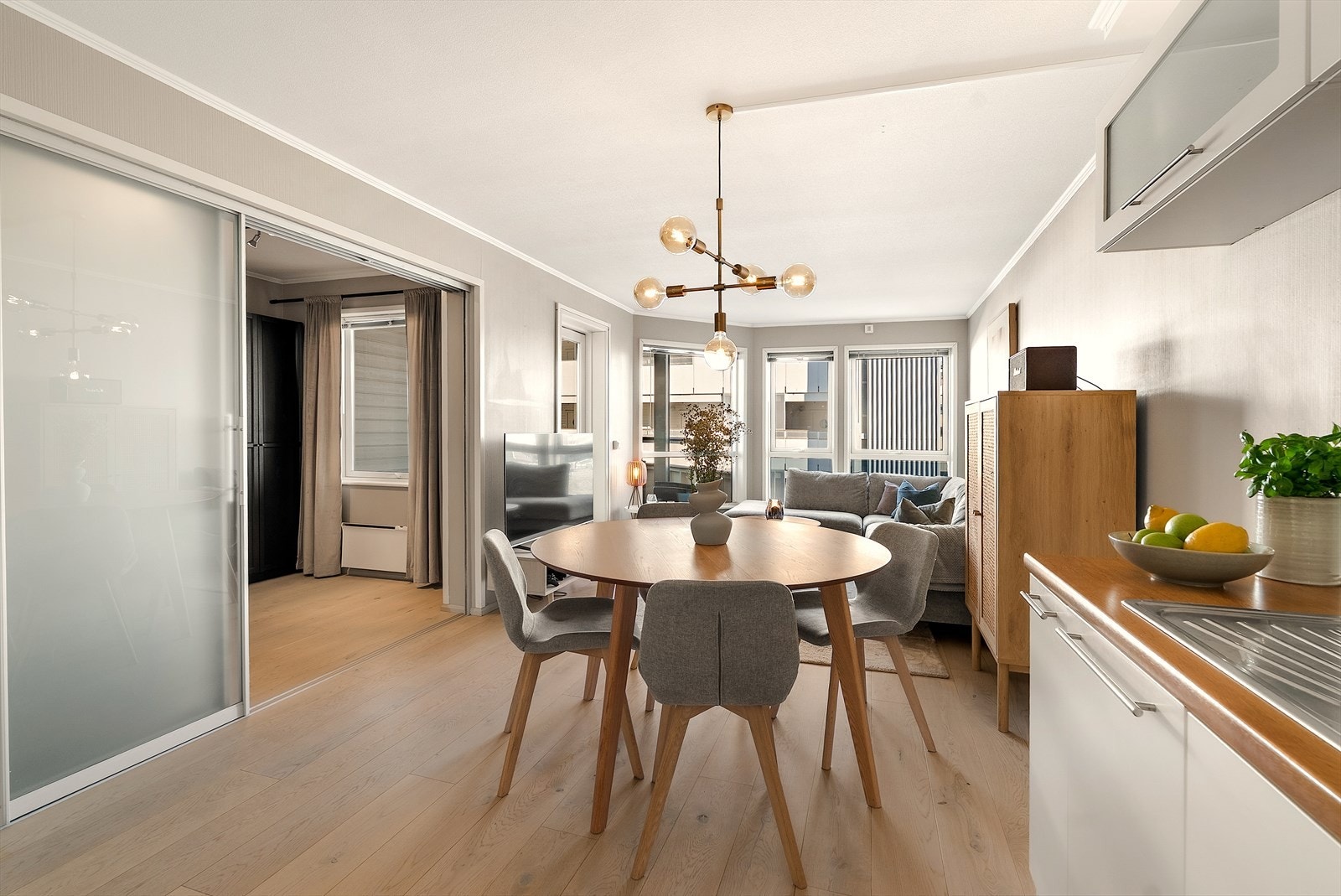 Lyst laminat gulv og moderne duse fargevalg. Galleribilde