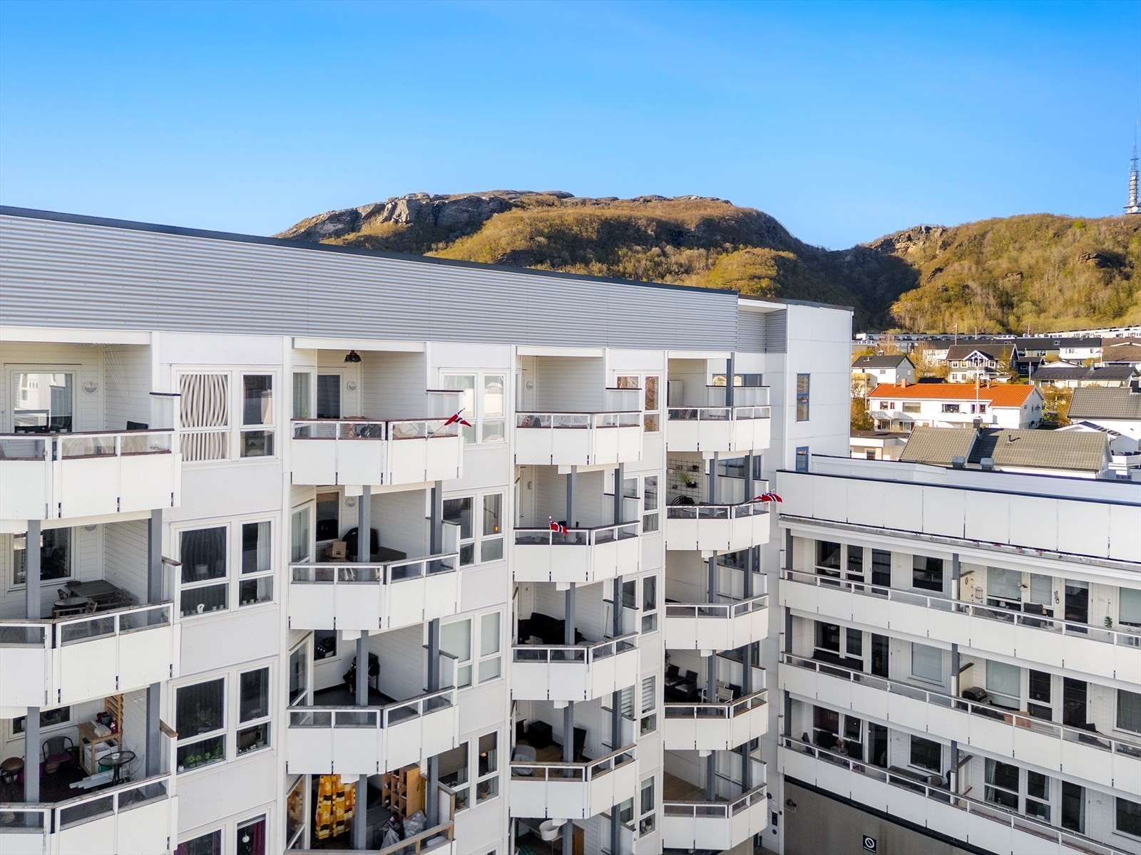 Leilighetens beliggenhet i blokken oppleves som stille og rolig i nest øverste etasje. Galleribilde