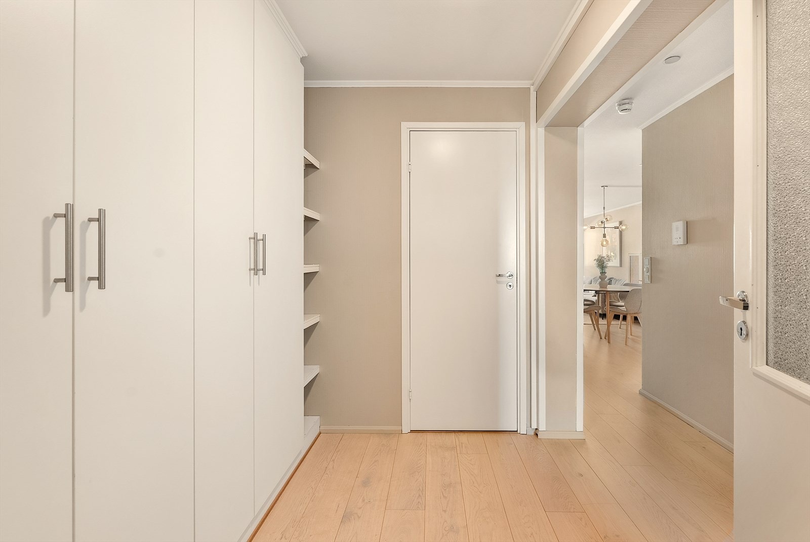 Gang med god plass til å henge i fra seg i romslig garderobe. Galleribilde