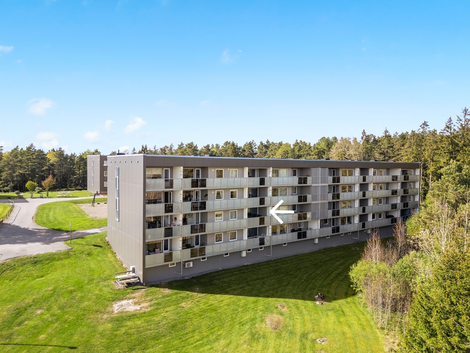 Fasade Leiligheten ligger i en høy 1. etasje Galleribilde