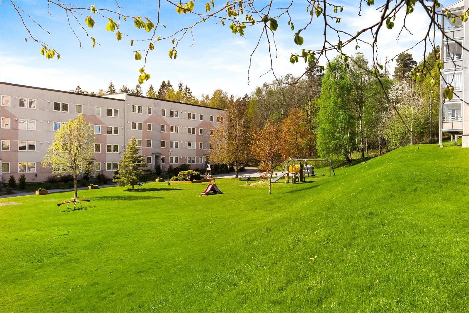 De daglige ærendene gjøres enkelt på Gulsetsenteret, som ligger en kort spasertur unna. Det er også kort vei til barnehager, skoler og idrettsanlegg. Galleribilde