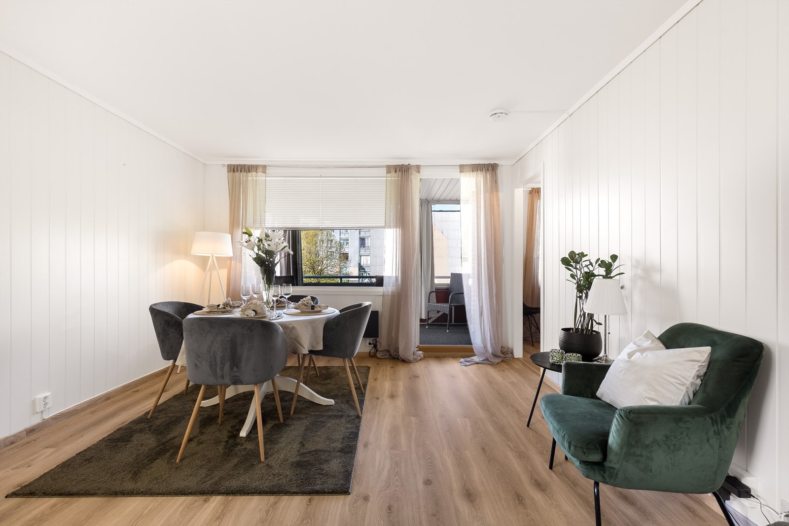 Fra stuen er det direkte utgang til den innglassede balkongen. Galleribilde