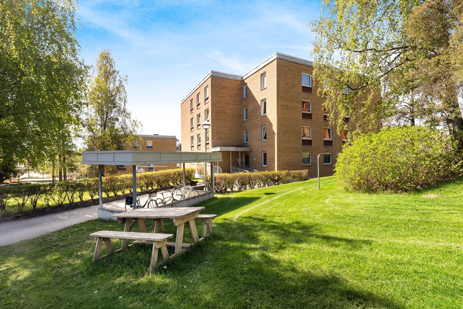 Borettslaget har store, opparbeidede fellesarealer med plen, sittegrupper og sykkelparkering under tak. Galleribilde