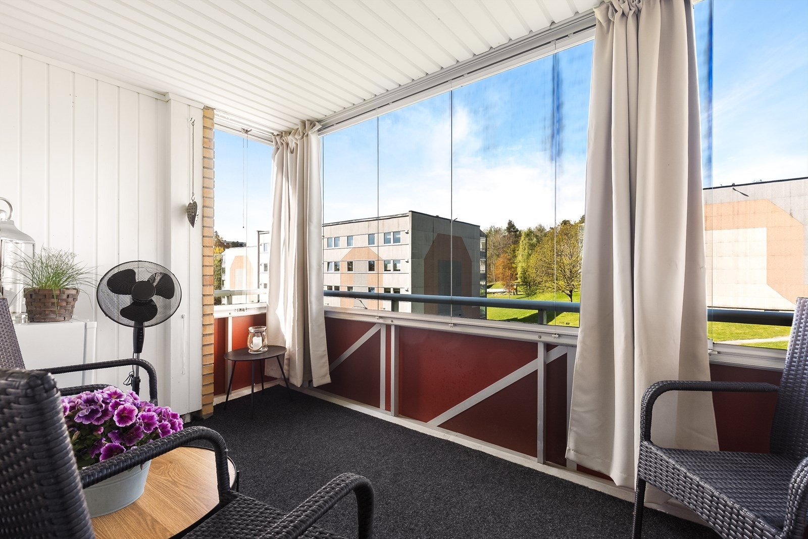Leiligheten har en praktisk planløsning og innglasset balkong på ca. 8 m² mot vest, med gode solforhold og hyggelig utsikt. Galleribilde
