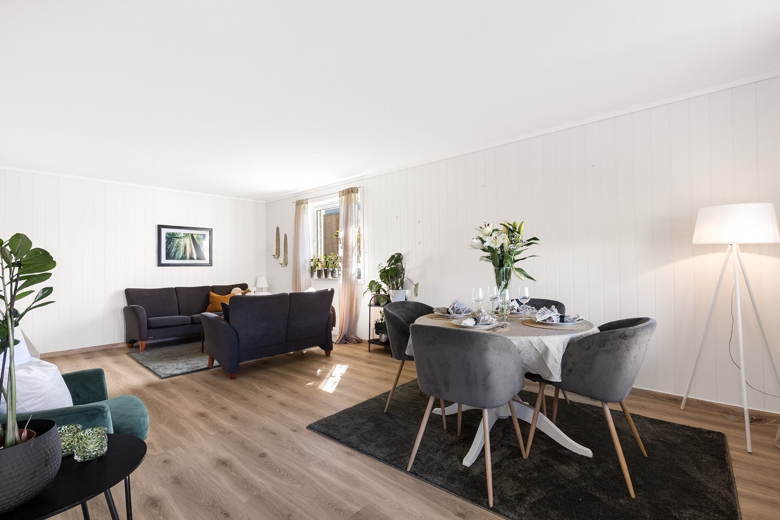 Stuen er romslig og har god plass til både sofagruppe og spisebord. Galleribilde