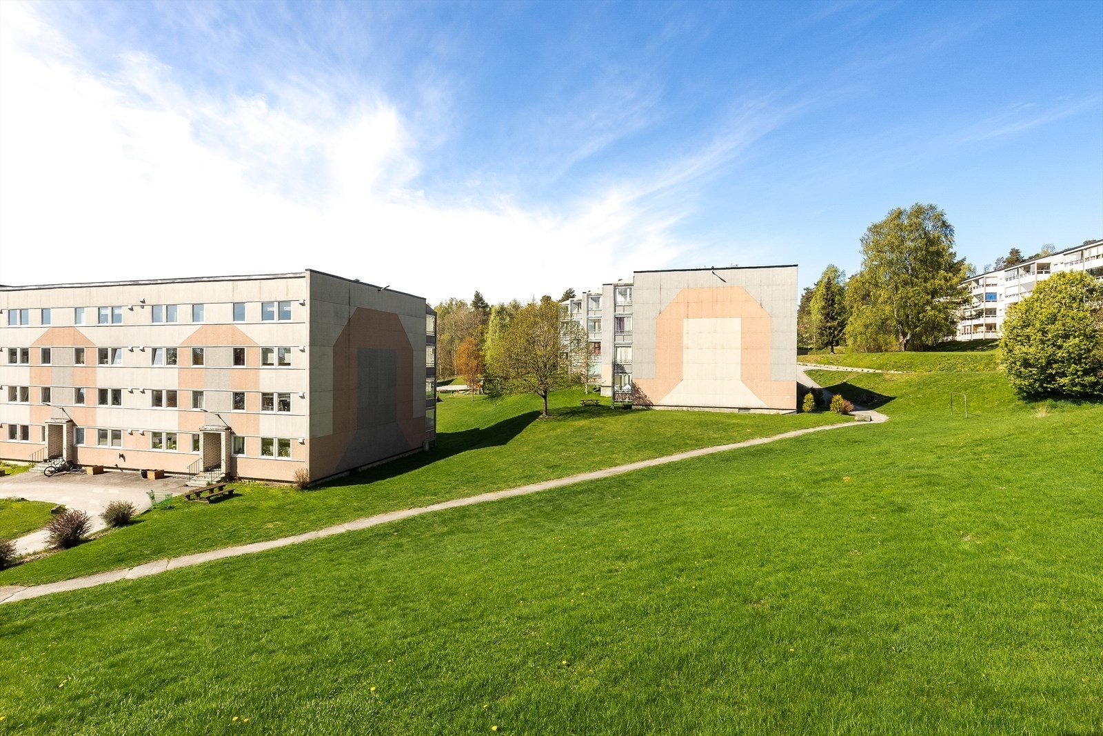 Området er barnevennlig og borettslaget byr på hyggelige fellesarealer med lekeplass og sittegrupper. Ingen gjennomgangstrafikk. Galleribilde