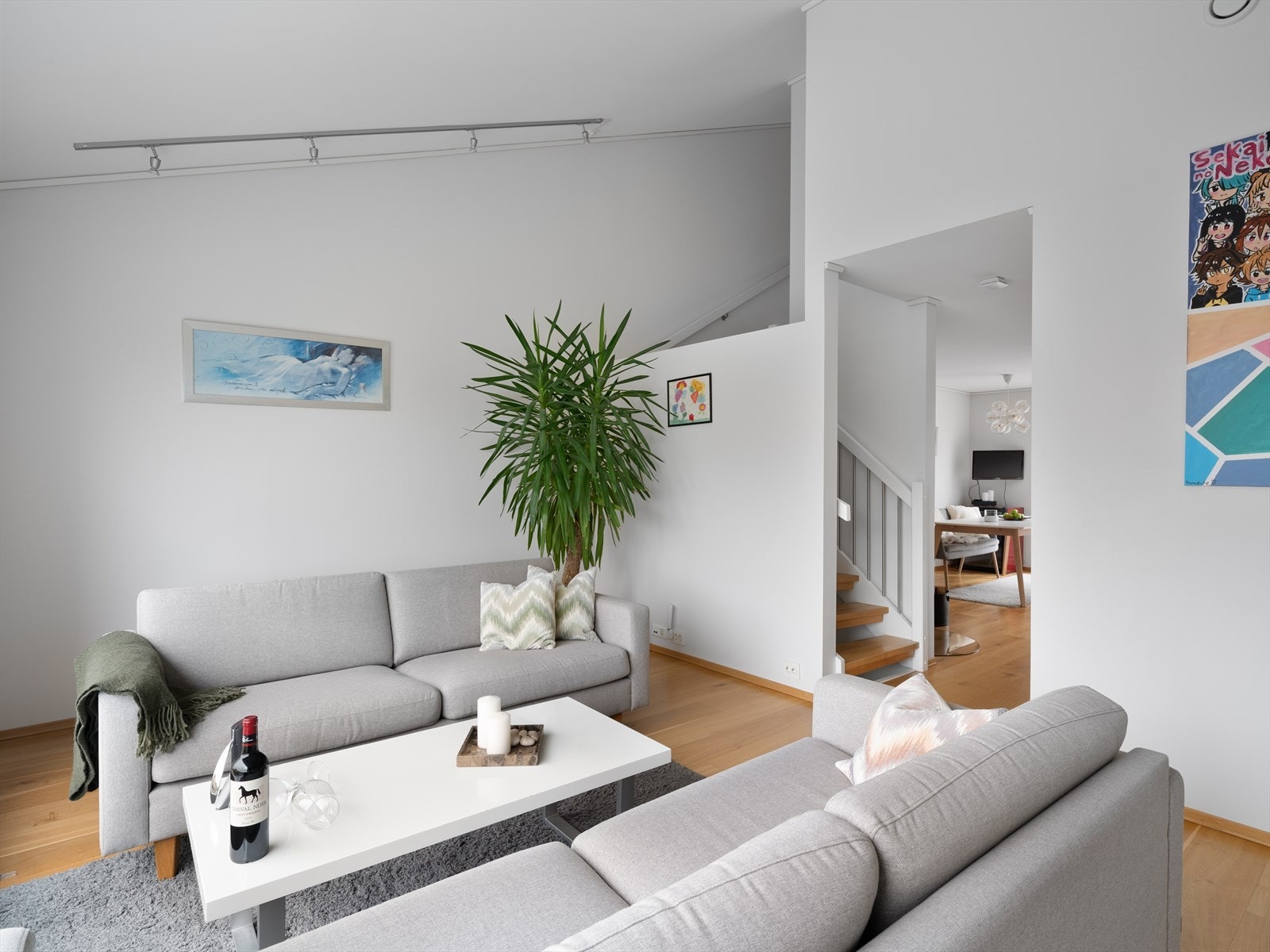 Trappen tar deg videre opp til øverste etasje til ekstra stue, eventuelt soverom 4 Galleribilde