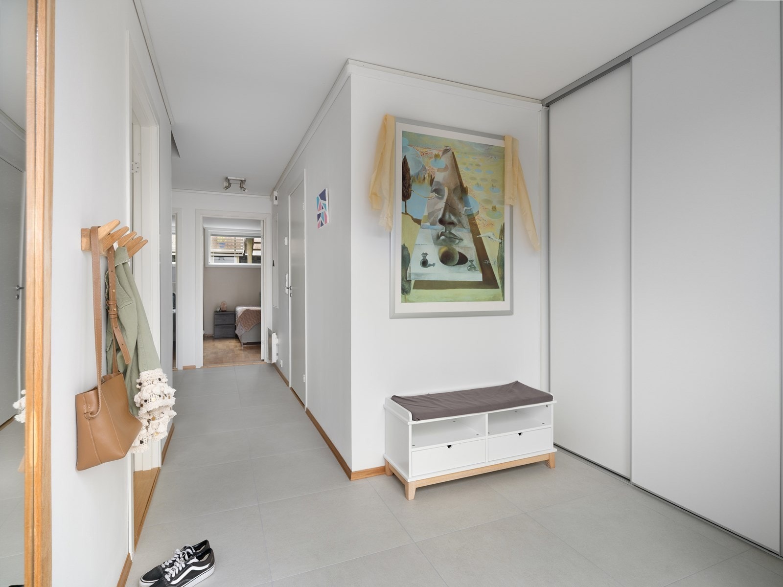 Etasjen inneholder 3 soverom, bad og gang Galleribilde