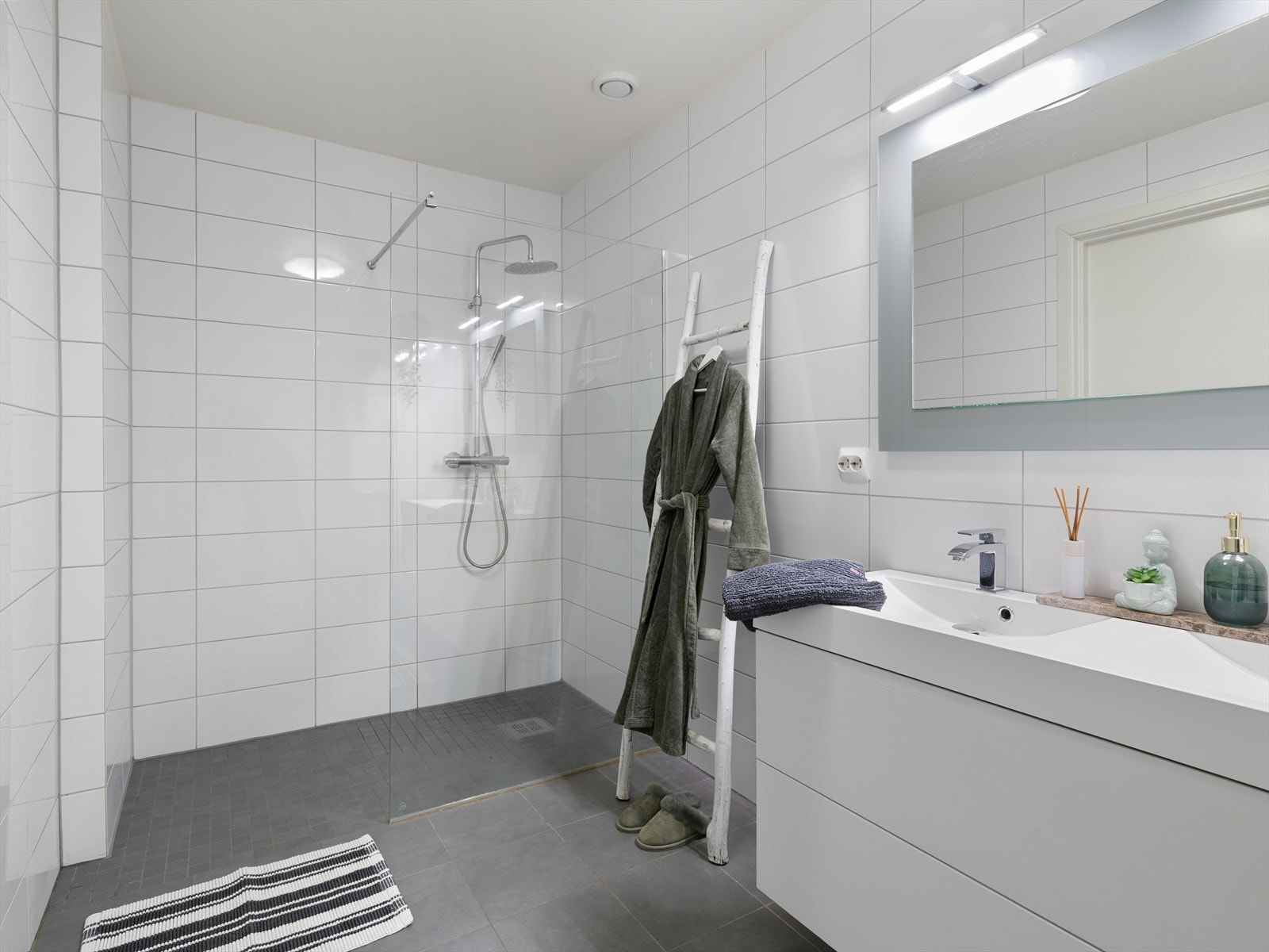 Romslig dusj med glassvegg Galleribilde