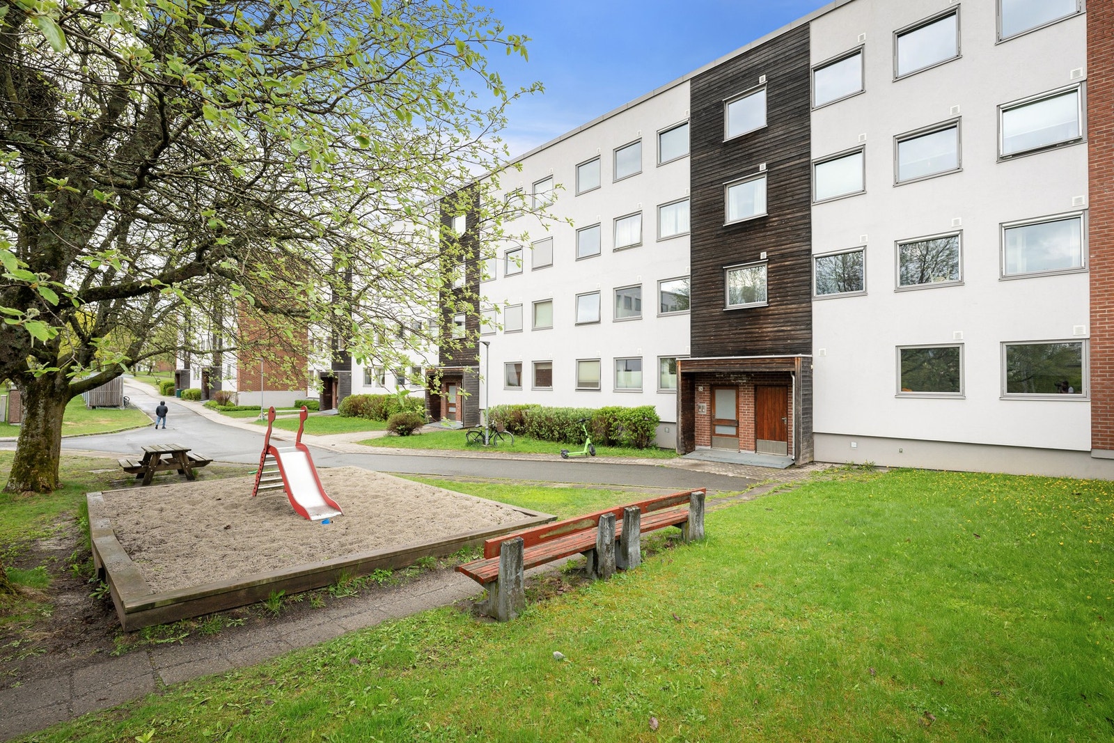 Borettslaget har hyggelige fellesområder med lekeplass, tennisbane, sittegrupper, beplantning og gode utearealer for både små og store beboere. Galleribilde