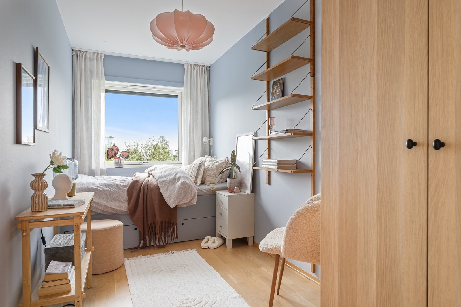 Samtlige soverom er innredet med plassbygde senger fra 2024, noe som gir god gulvplass, praktisk oppbevaring og en helhetlig løsning for familien. Galleribilde