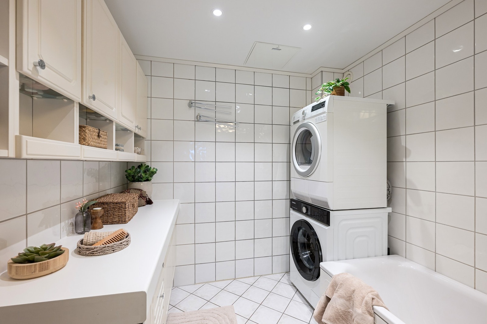 Badet er fra borettslagets rehabilitering av bad og røropplegg i 2004/2005, med tilhørende ferdigattest. Rommet har flislagte overflater, gulvvarme og opplegg for vaskemaskin og tørketrommel. Galleribilde