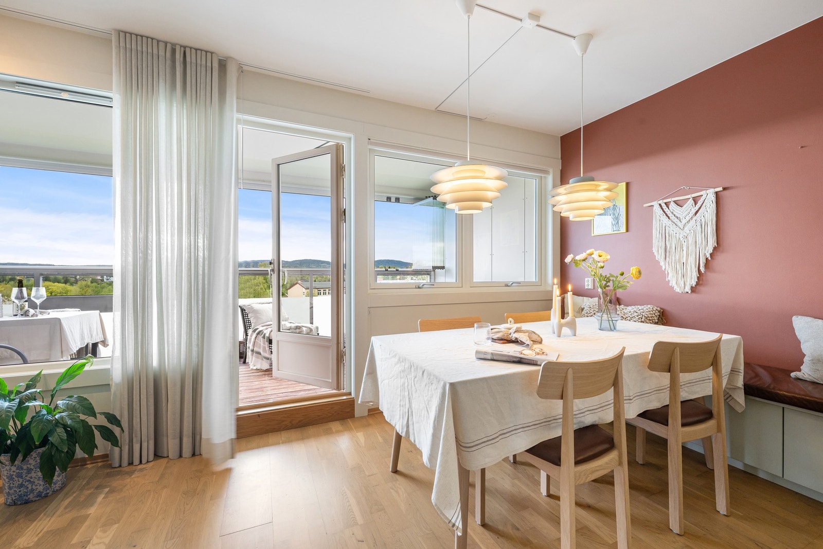 Store vindusflater og utgang til den innglassede balkongen gir stuen et luftig preg, samtidig som den vestvendte beliggenheten sørger for fine lys- og solforhold. Galleribilde
