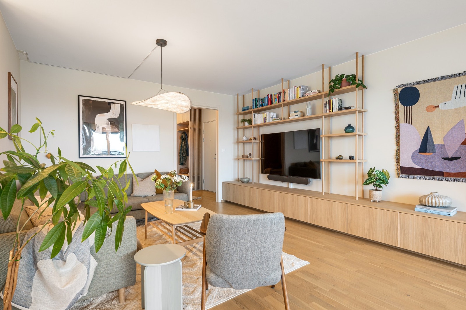 Den plassbygde løsningen langs stueveggen gir både et helhetlig uttrykk og praktisk oppbevaring, og bidrar til svært god utnyttelse av arealet. Galleribilde