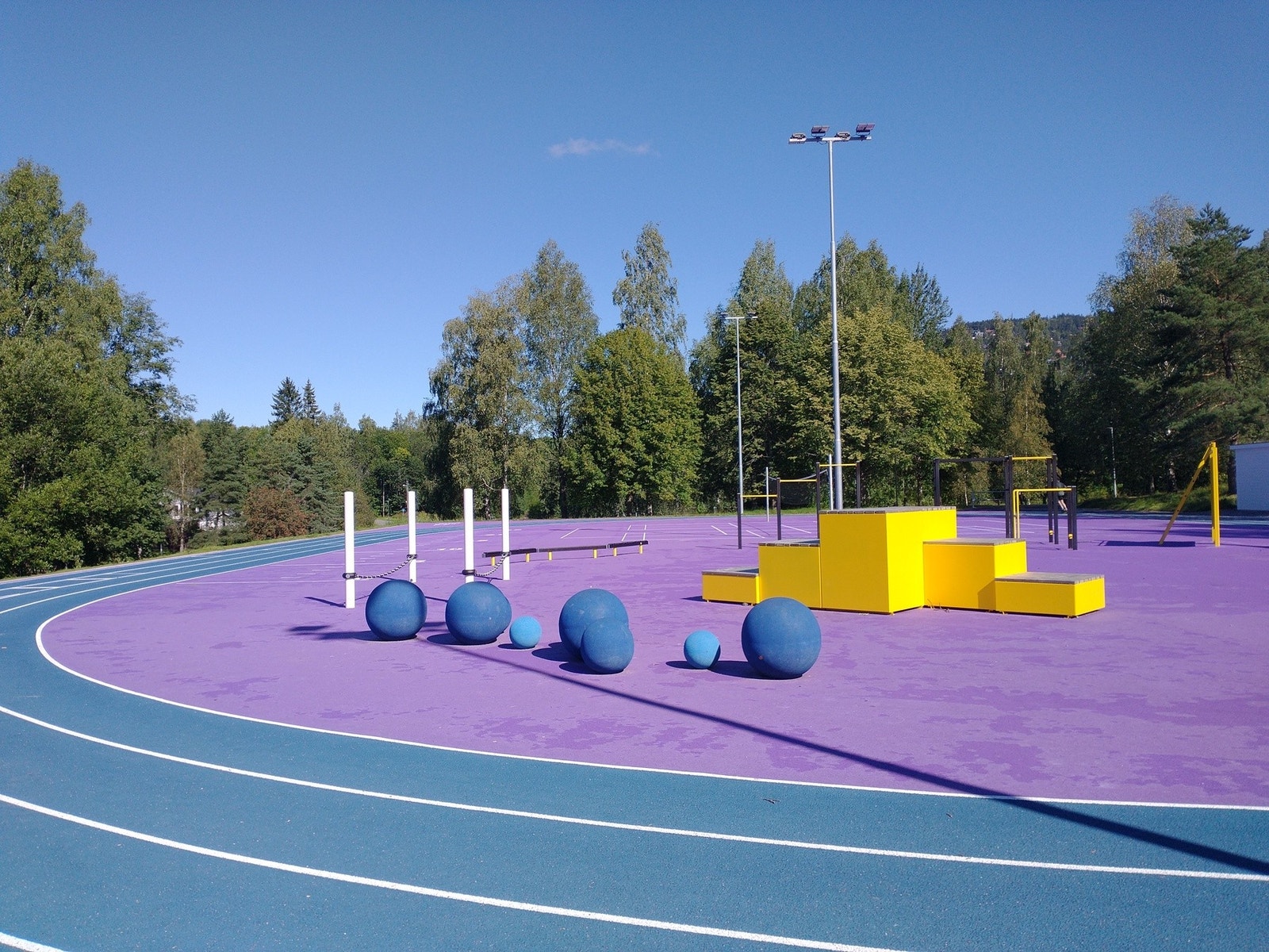 Hovseter Friplass i Mærradalen. Idrettspark med løpebane, treningsstativer, fotballbane og lekeapparater. Galleribilde