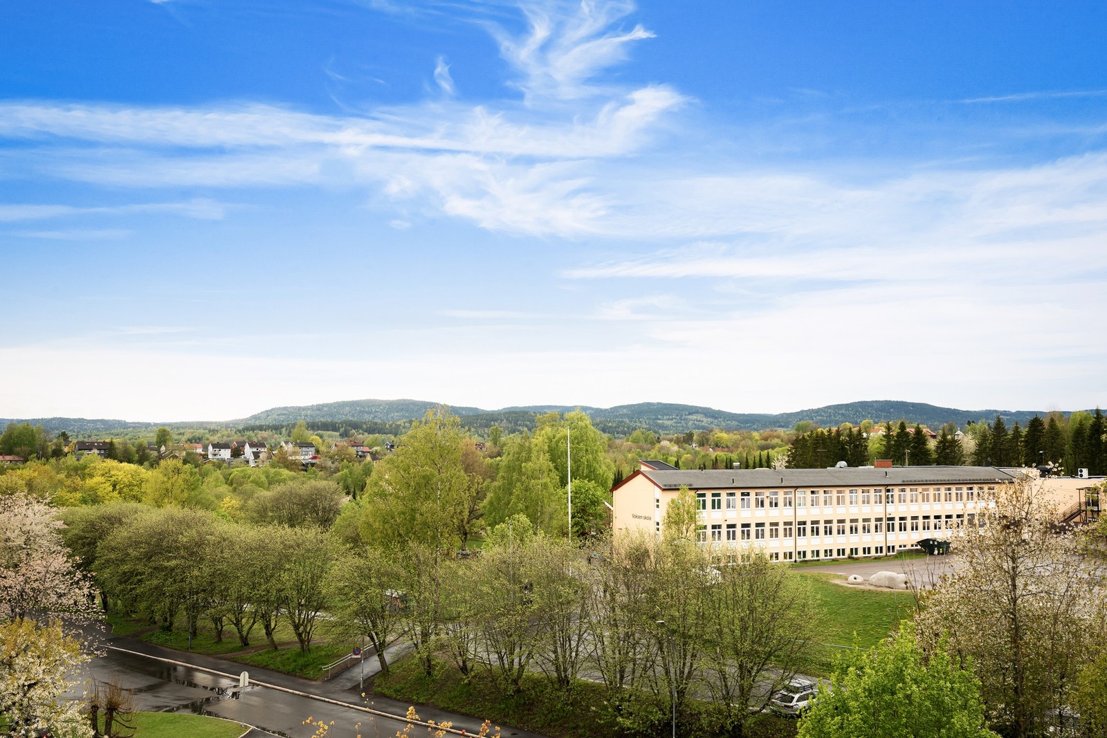 Attraktiv og barnevennlig beliggenhet i Jarbakken borettslag, med store grøntarealer, lekeplasser, tennisbane, skøytebane vinterstid og kort vei til Voksen skole, Mærradalen, dagligvare og Røa. Galleribilde