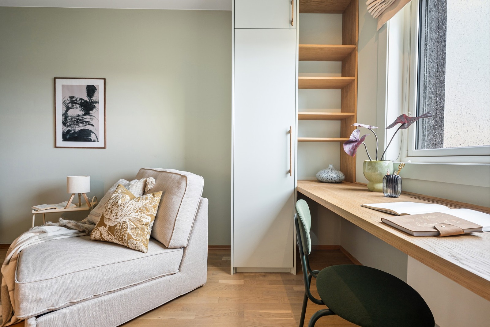Med vestvendt plassering og flott utsikt får rommet en lys og luftig atmosfære, samtidig som det gir verdifull ekstra bruksfleksibilitet i planløsningen. Galleribilde