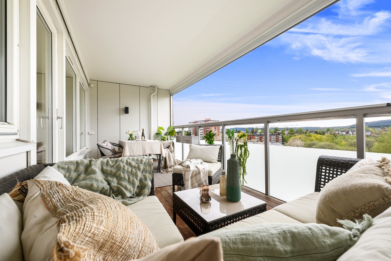 Den romslige, vestvendte innglassede balkongen på ca. 16,5 m² gir en flott forlengelse av leiligheten, med god plass, fine solforhold og åpent utsyn mot grønne omgivelser. Galleribilde
