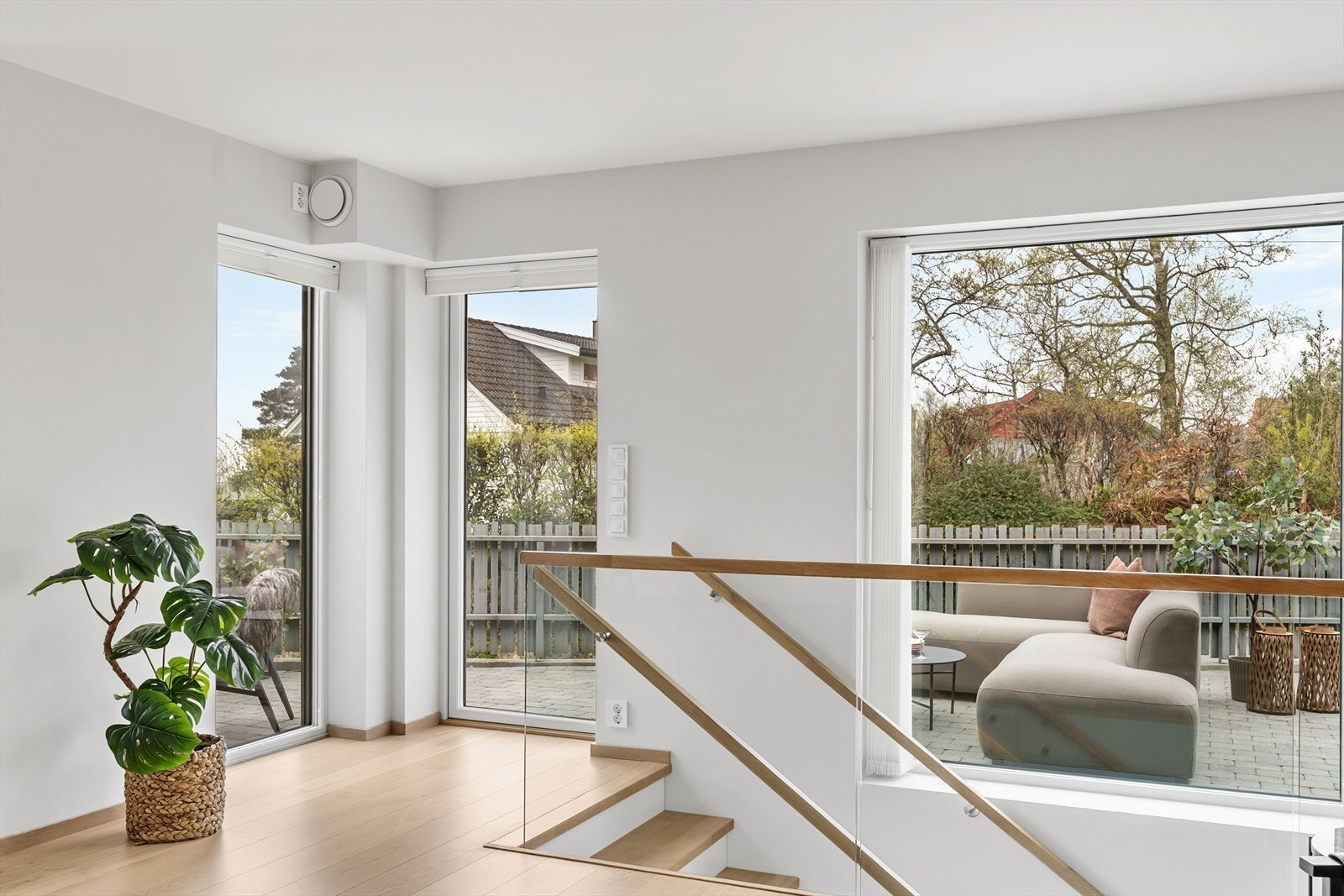 Utgang til hellebelagt terrasse Galleribilde