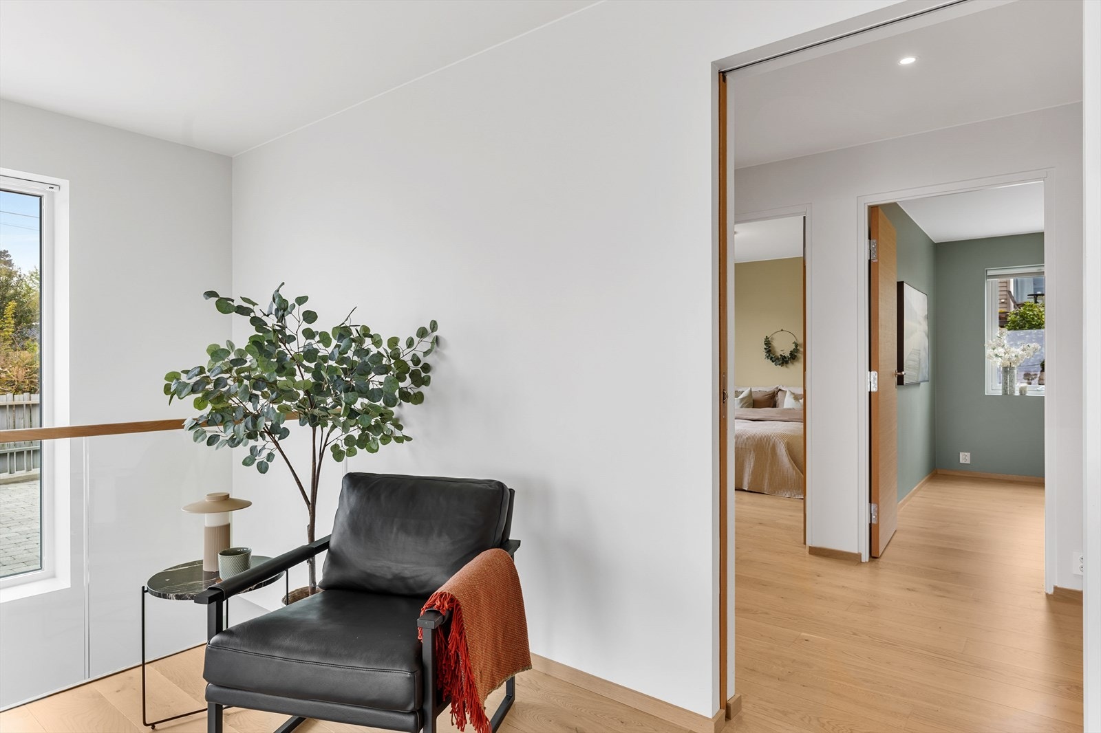 En plassbesparende skyvedør skiller gangen fra stuen, og bidrar til en fleksibel romfølelse. Galleribilde