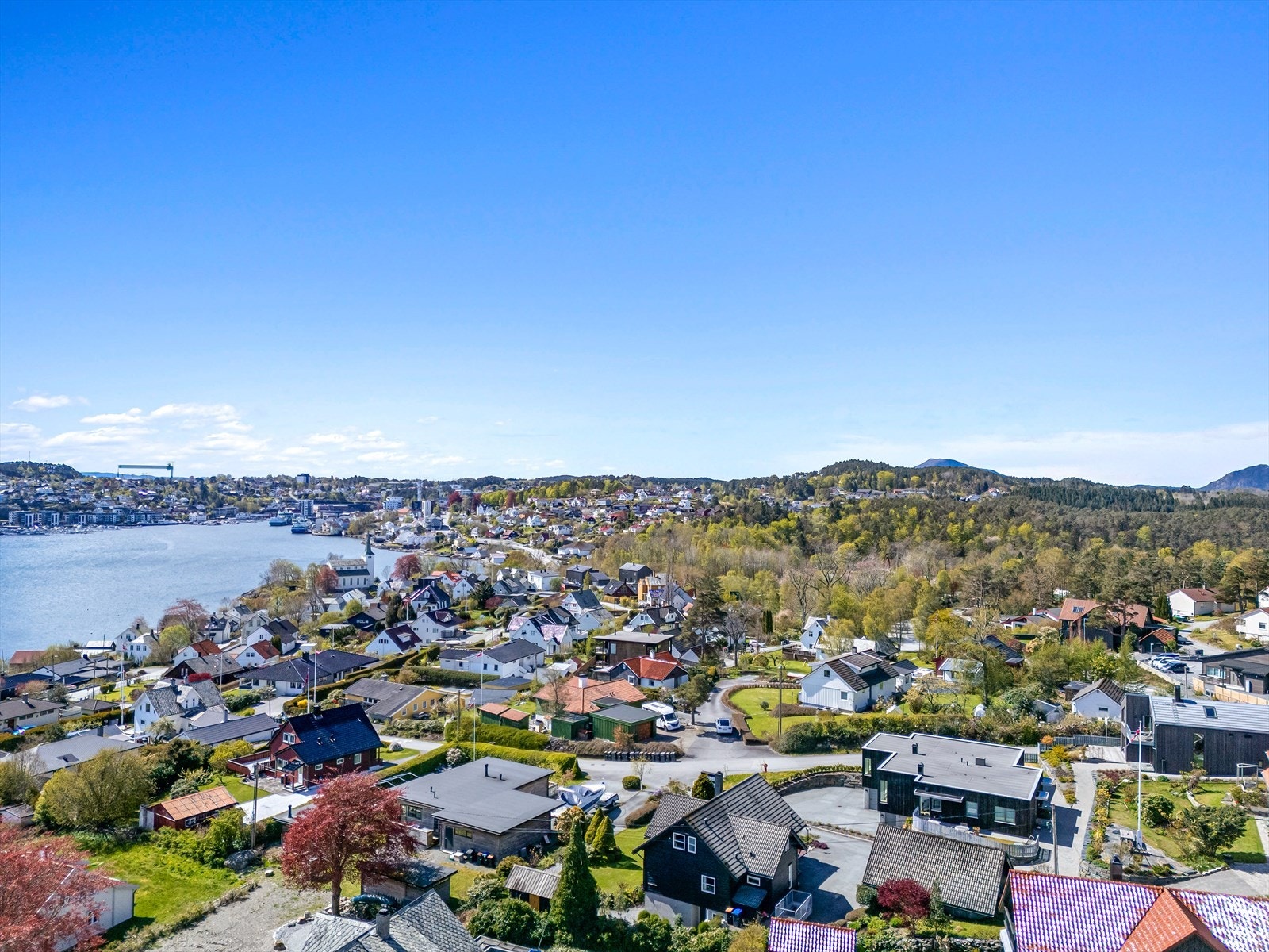 Det er kort avstand til leirvik sentrum Galleribilde