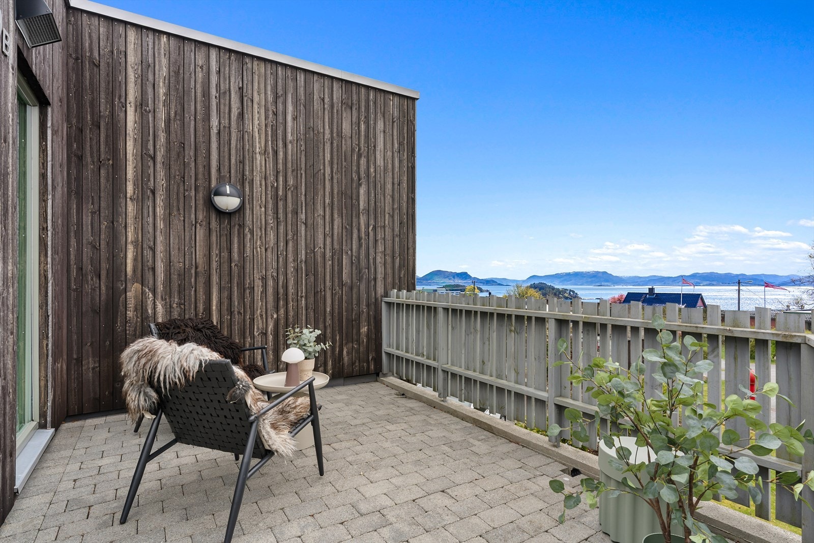 Fra uteplassen kan man nyte utsikten mot sjøen. Galleribilde