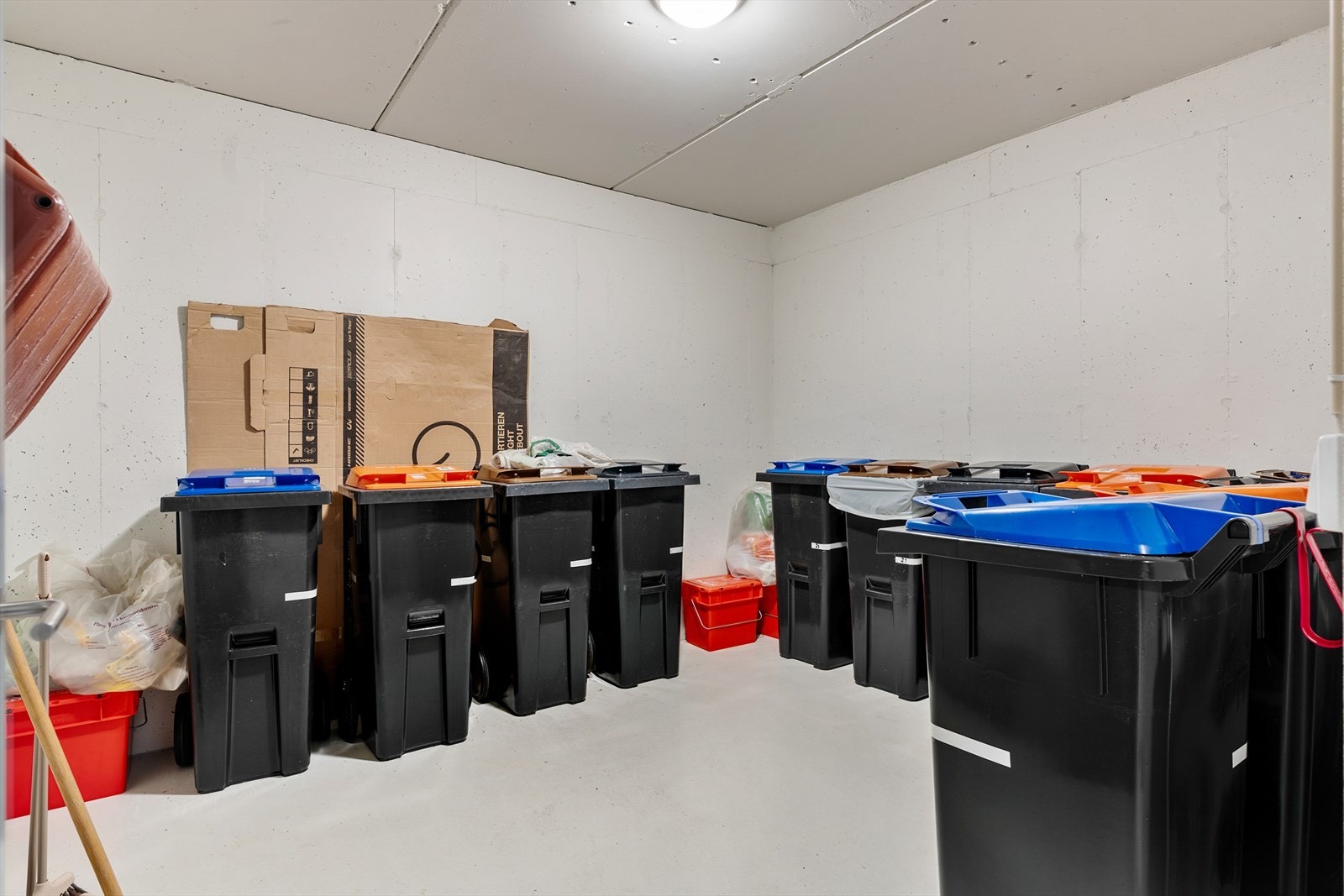 Felles, ventilert renovasjonsrom i underetasjen. Galleribilde