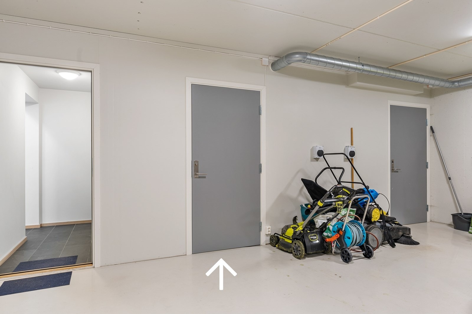 Fra garasjen er det direkte inngang til felles trappegang og tilgang til private boder. Galleribilde