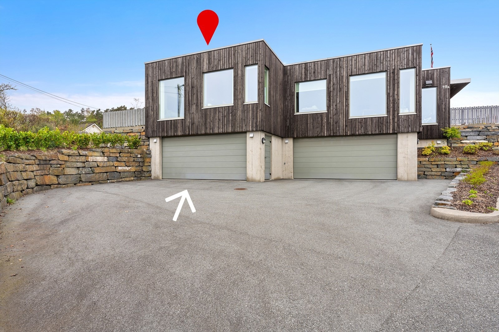 Dobbel garasje som deles med nabo. Garasje til høyre tilhører eneboligen bak. Galleribilde