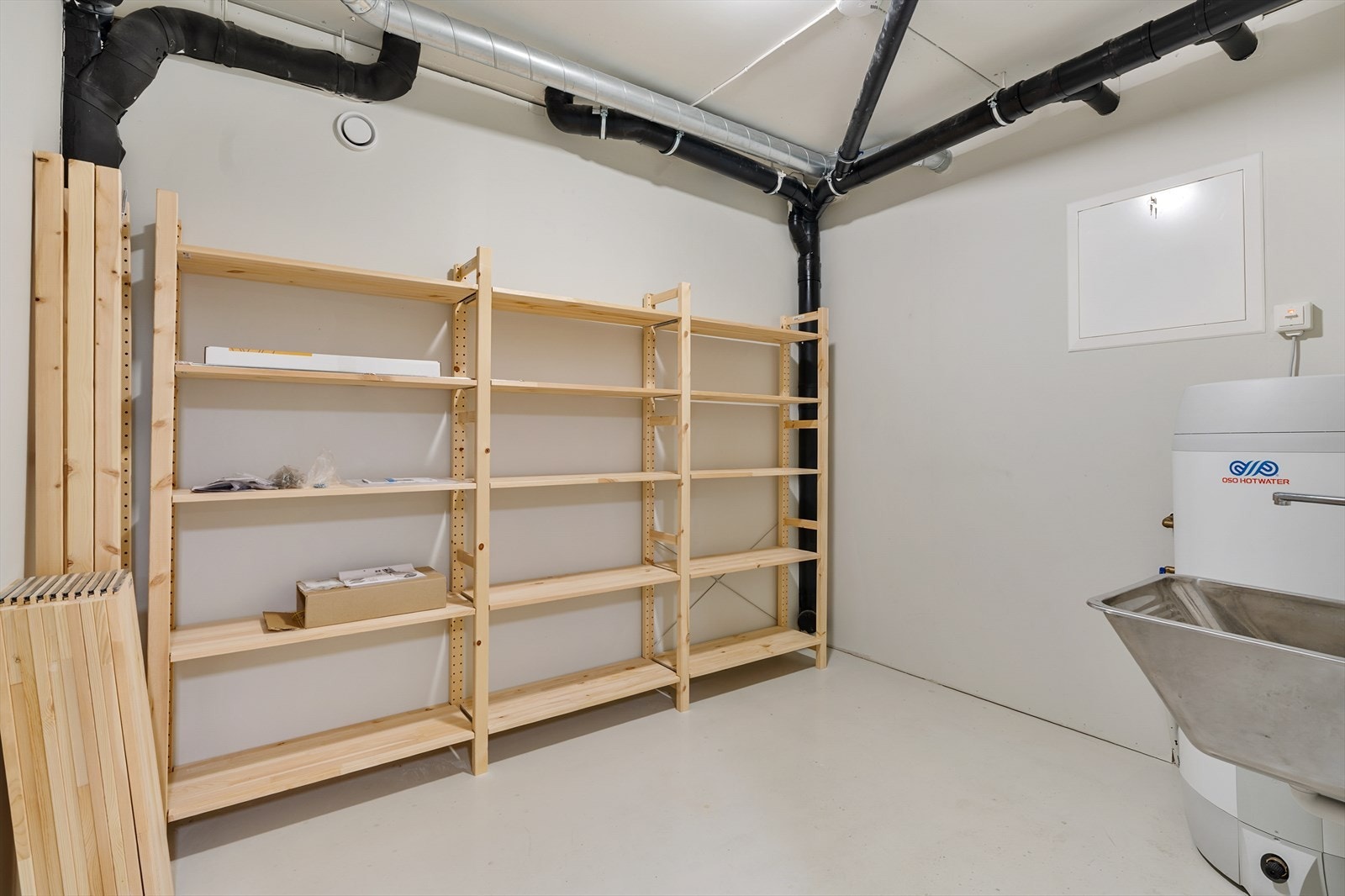 Boligen disponerer to boder i underetasjen, som gir rikelig med lagringsplass. Galleribilde