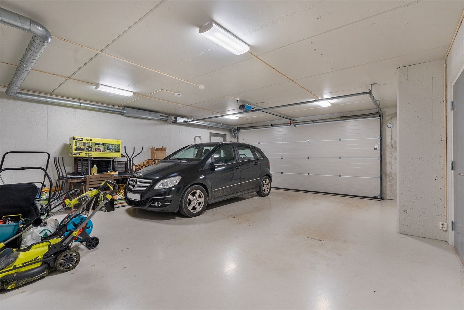 Garasjeplass i felles anlegg med installert lader for elbil. Galleribilde