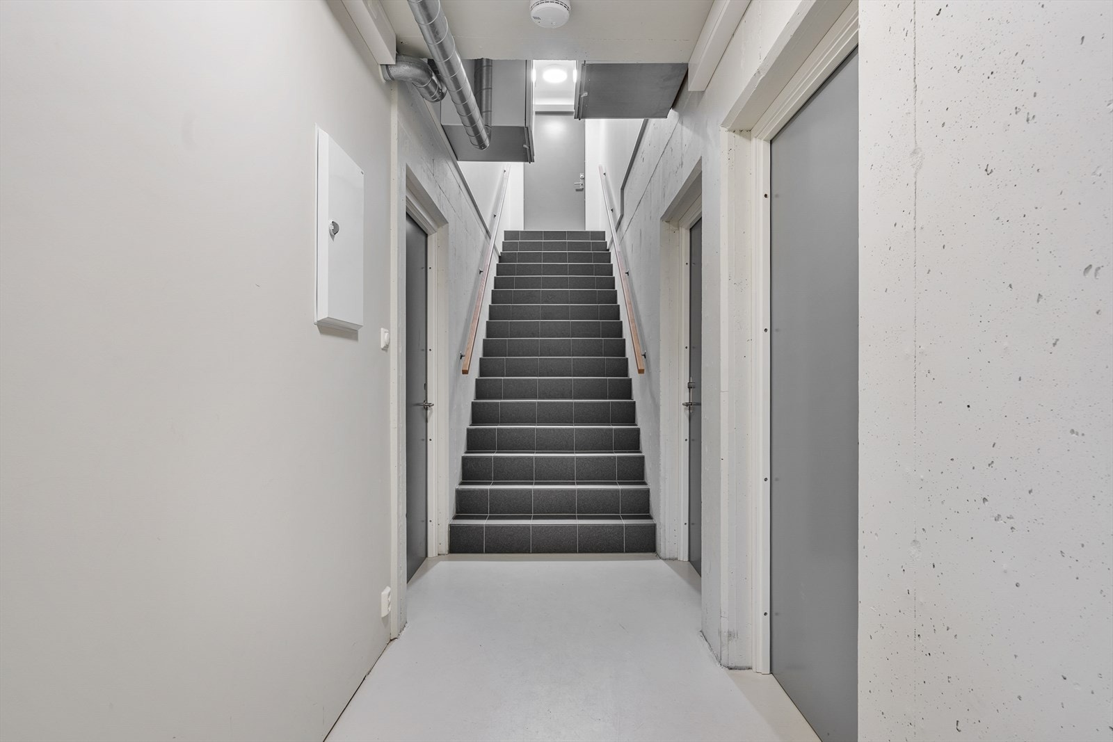 Felles trappegang med adkomst fra garasjen - i tillegg har leiligheten privat trappeadkomst Galleribilde