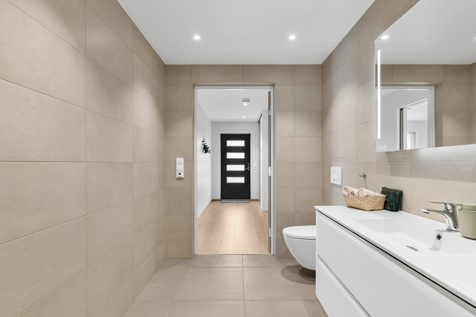 Badet er helfliset og har elektriske varmekabler i gulvet for god komfort og downlights i himling Galleribilde