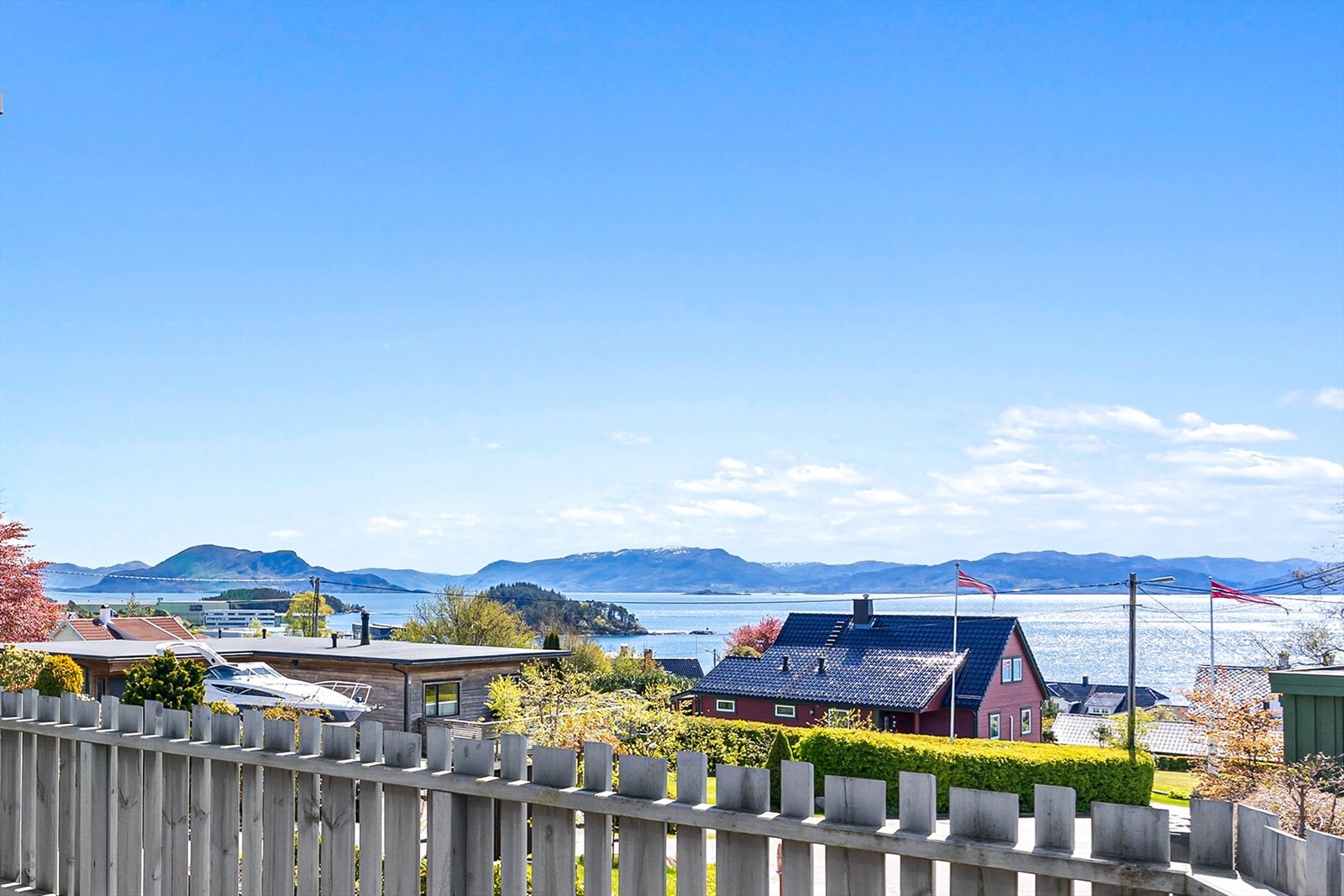 Sjekk den panoramatusikten til sjø som må oppleves for korrekt inntrykk Galleribilde