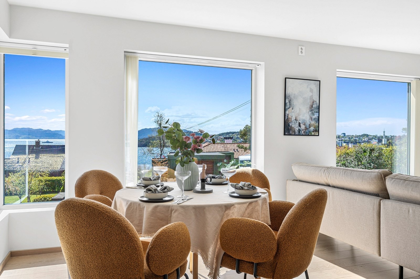 Spisestuen er plassert slik at man kan nyte utsikten under måltidene. Galleribilde