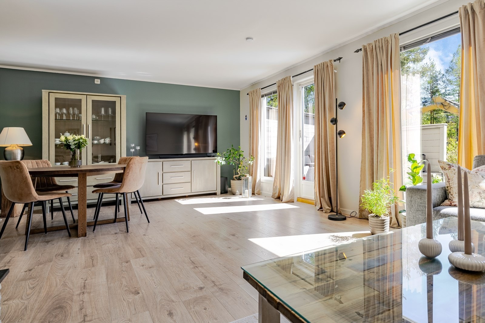 Store vindusflater sikrer godt med naturlig lys Galleribilde