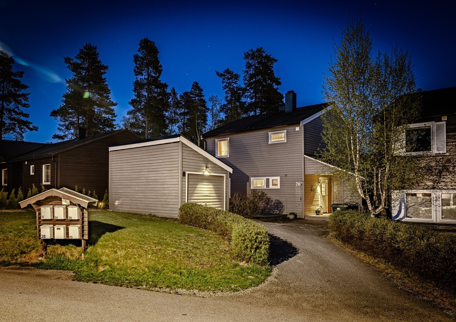 Parkering i egen garasje og gårdsplass Galleribilde