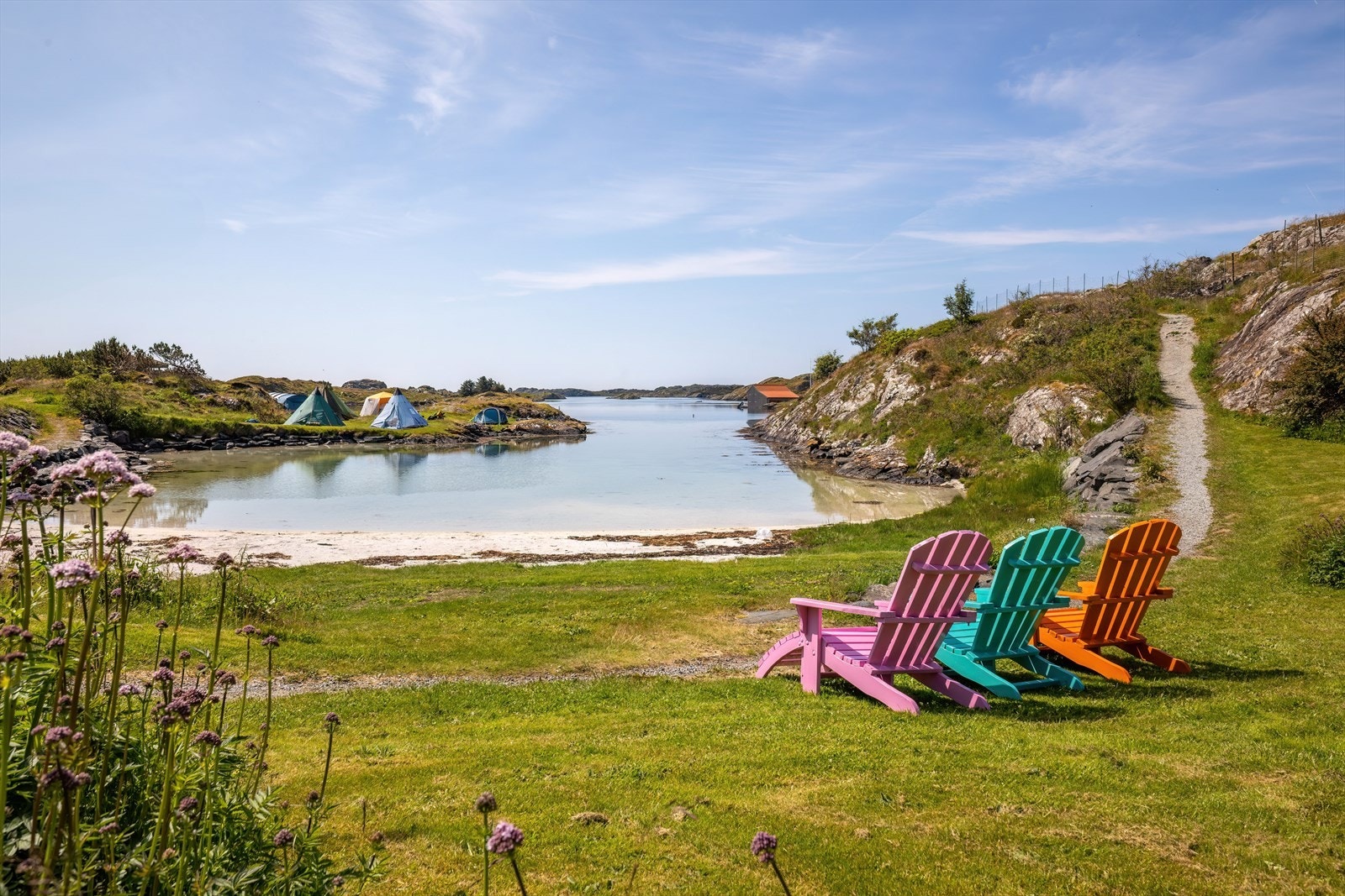 Utsikt mot strand og grønne områder med turmuligheter. Galleribilde