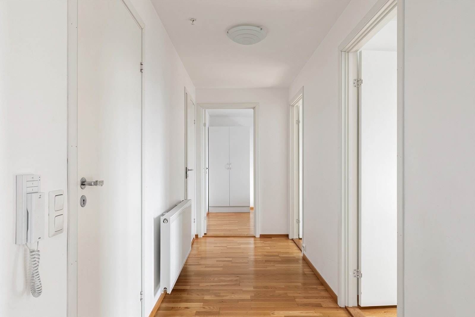 Inngangen er utstyrt med praktiske løsninger for oppbevaring. Galleribilde