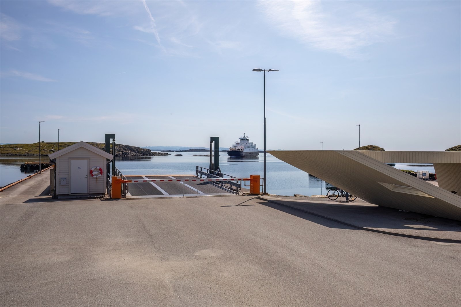 Offentlig kai med ferjetilgang og tilrettelagt infrastruktur. Galleribilde