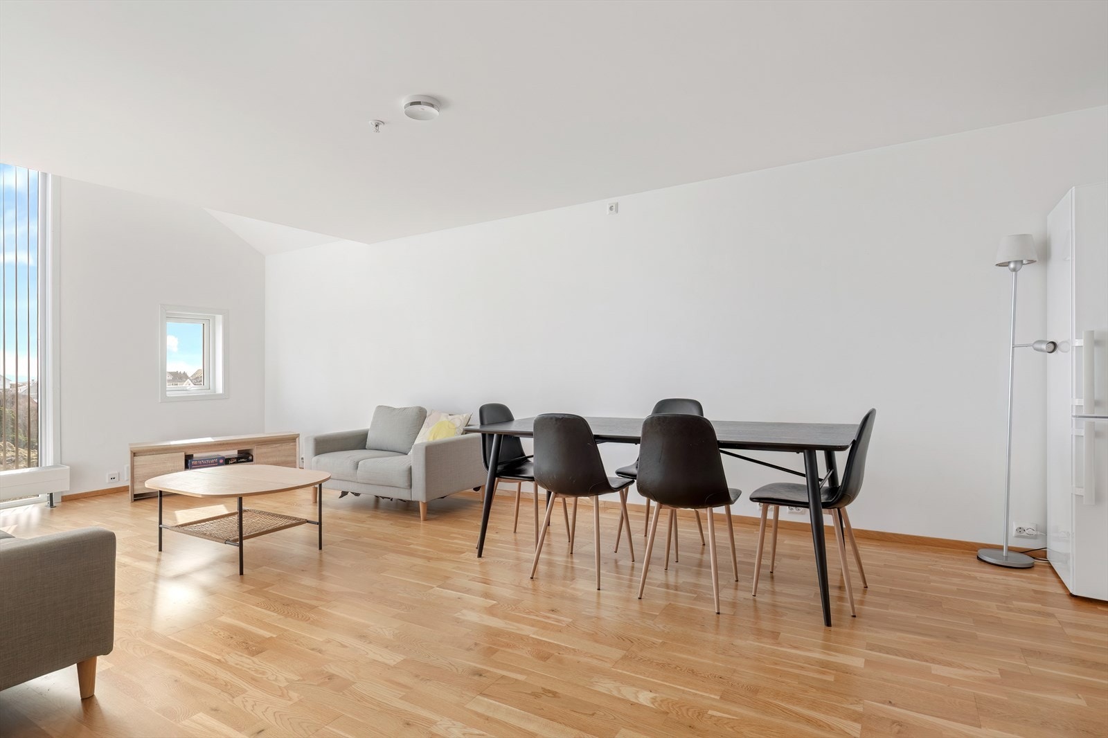 Stue med plass til sittegruppe og spisebord for sosialt samvær. Galleribilde