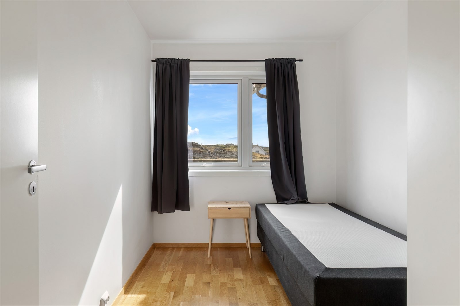 Det er plass til seng og mindre møbler, og rommet har vinduer som gir naturlig lysinnslipp. Galleribilde