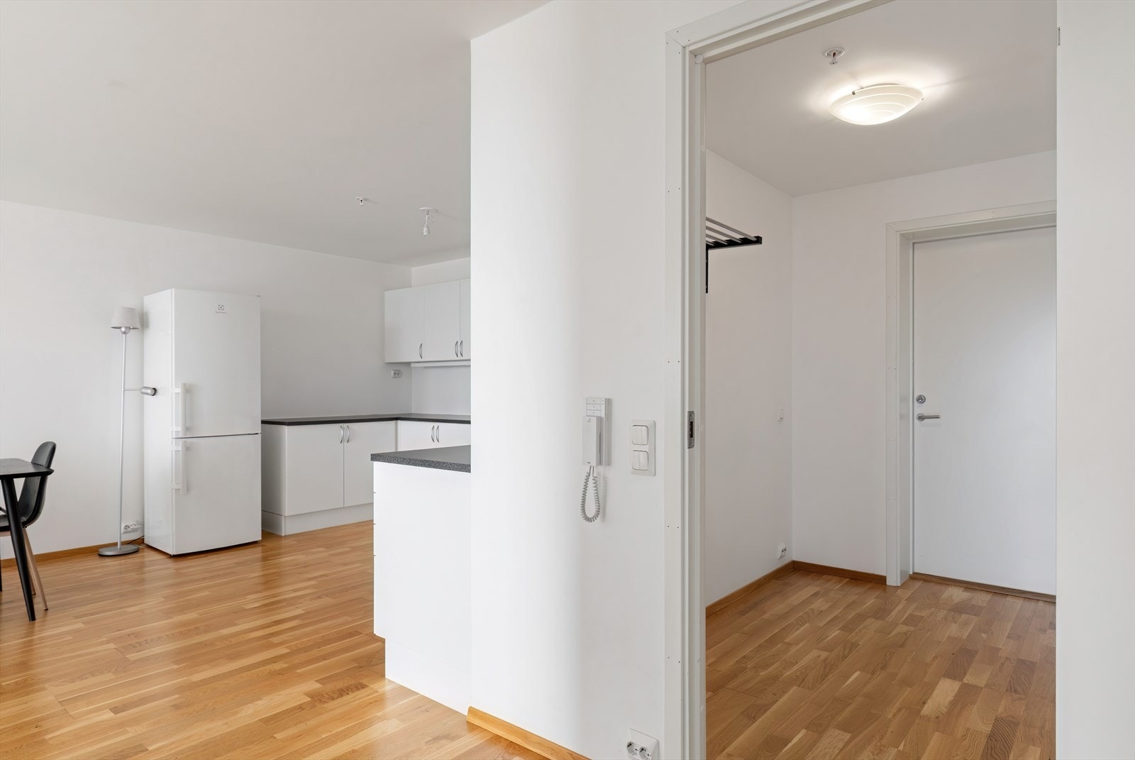 Kjøkkenet er utstyrt med hvite fronter og integrert ventilasjonsanlegg, samt lekkasjevarsler for økt sikkerhet. Galleribilde