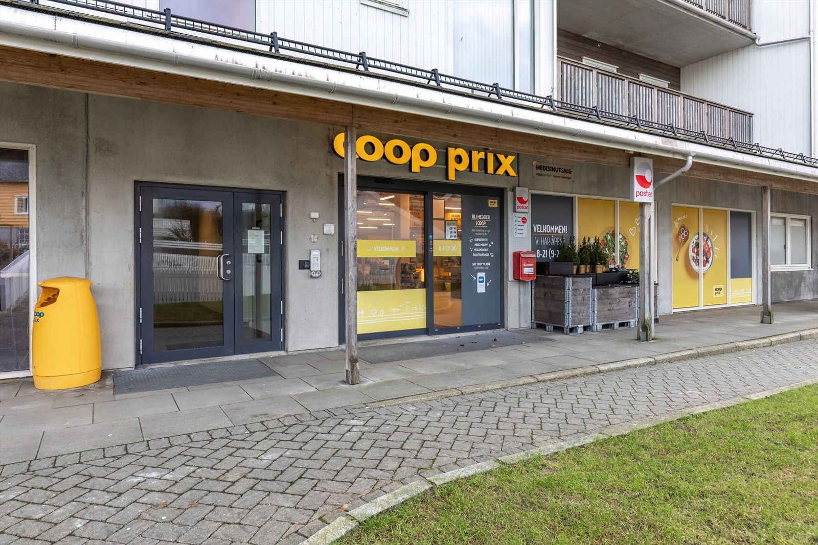 Forretningslokaler på bakkeplan gir praktiske fasiliteter for beboere. Galleribilde