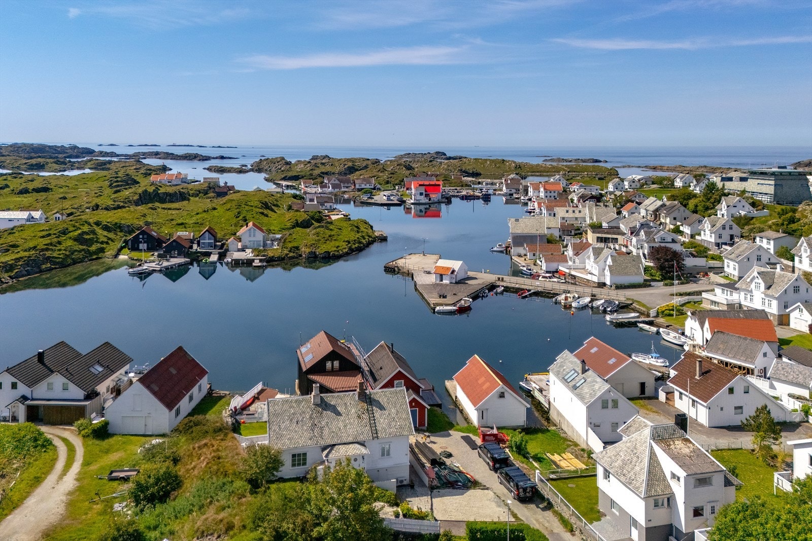 Oversikt over nærområdet med småhusbebyggelse og maritime omgivelser. Galleribilde
